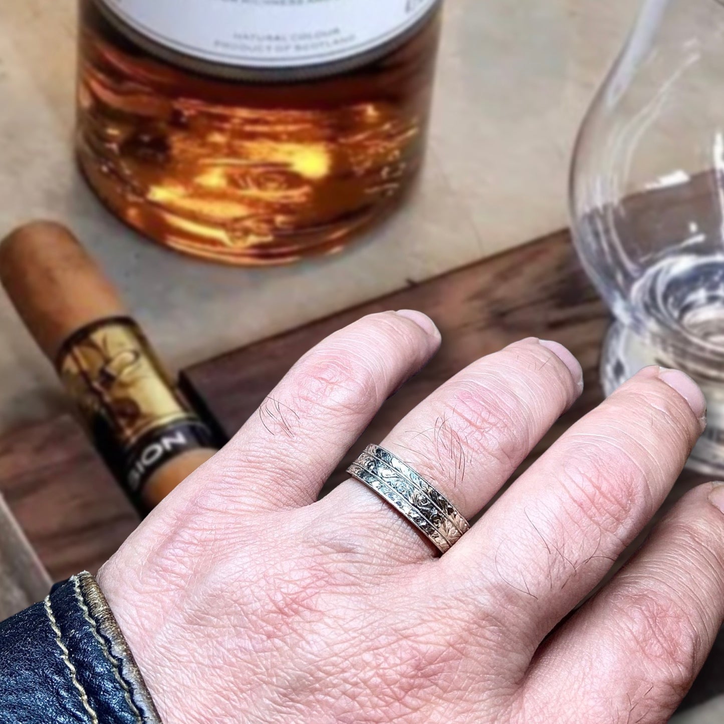 MAGNA | 14K Unisex All-around Hand-carved Wedding Ring